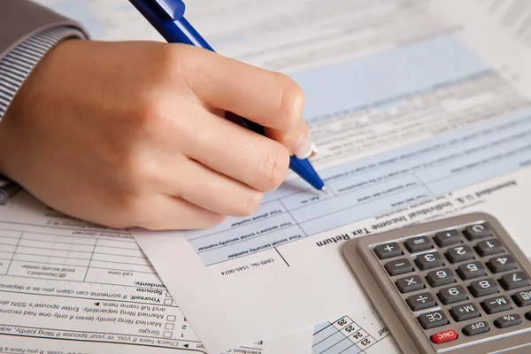 Kobieta Strony Wypełniając Formularze Podatkowe Kalkulator — Zdjęcie stockowe
