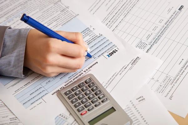 Femme Remplissant Main Des Formulaires Impôt Avec Calculatrice — Photo