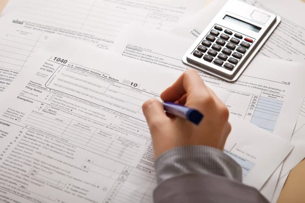 Femme Remplissant Main Des Formulaires Impôt Avec Calculatrice — Photo