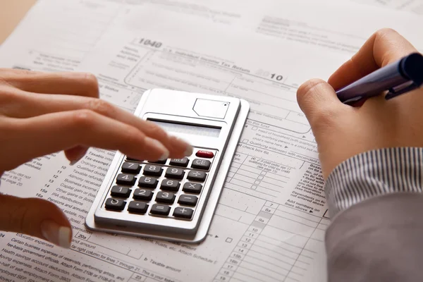 Kobieta Strony Wypełniając Formularze Podatkowe Kalkulator — Zdjęcie stockowe