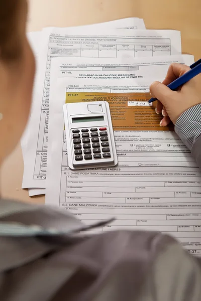 Vrouw Hand Invullen Van Inkomstenbelasting Formulieren Met Calculator — Stockfoto