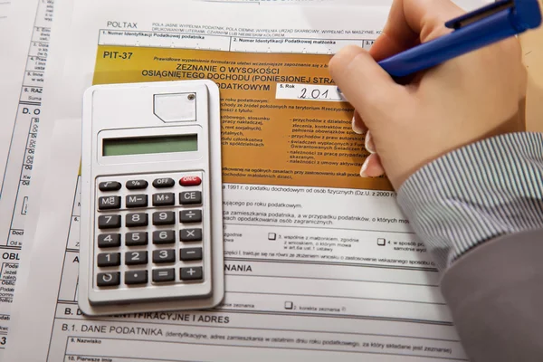 Mulher Mão Preencher Formulários Imposto Renda Com Calculadora — Fotografia de Stock