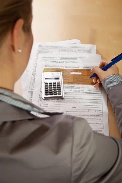 Mulher Mão Preencher Formulários Imposto Renda Com Calculadora — Fotografia de Stock