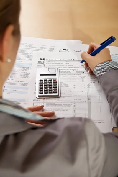 Woman Hand Filling Income Tax Forms Calculator — Stock Photo, Image