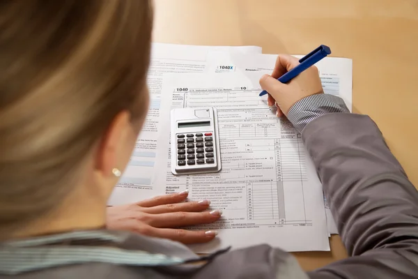 Woman Hand Filling Income Tax Forms Calculator — Stock Photo, Image