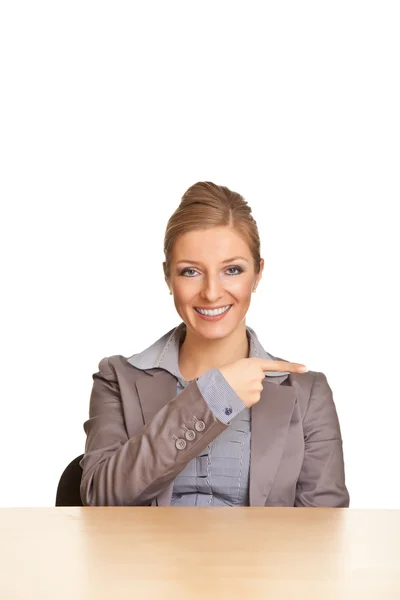 Деловая женщина в костюме, указывающая рукой — стоковое фото