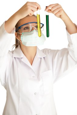 laboratuvar önlüğü kimya cam ürünleri ile izole bilim kadını