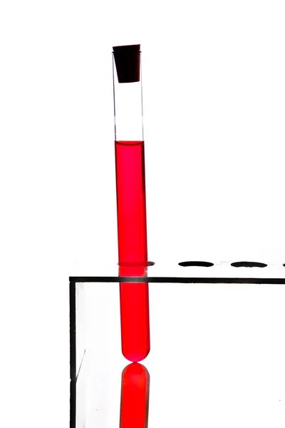 सफेद पर अलग रंगीन तरल पदार्थों के साथ लैबोलेटरी ग्लासवेयर — स्टॉक फ़ोटो, इमेज