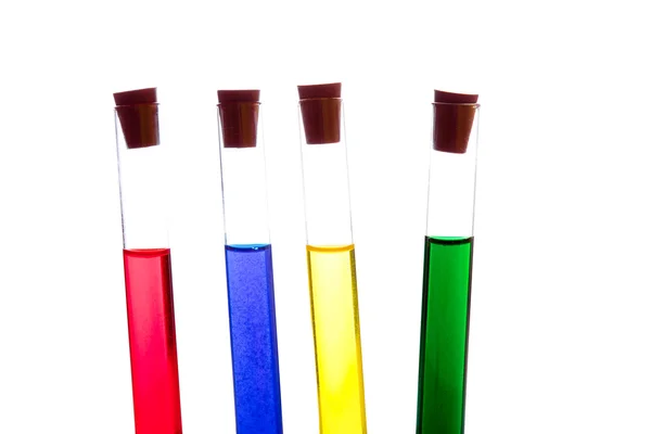 Cristalería Labolatory con fluidos de colores aislados en blanco — Foto de Stock