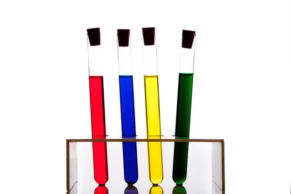 Лабораторний скляний посуд з барвистими рідинами ізольовані на білому — стокове фото