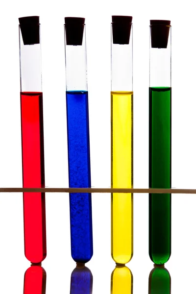 Labolatory glaswerk met kleurrijke vloeistoffen geïsoleerd op wit — Stockfoto