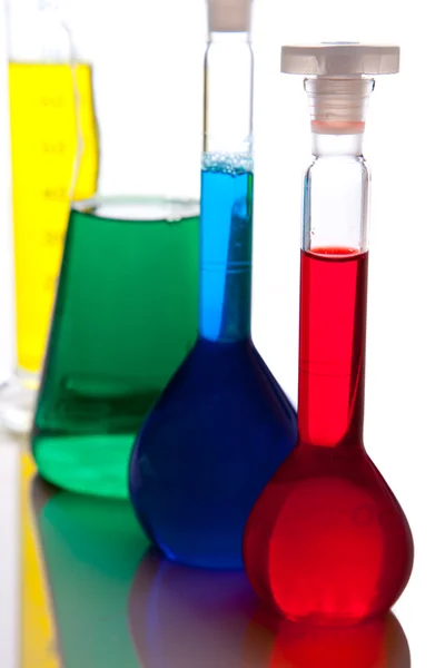 Cristalería Labolatory con fluidos de colores aislados en blanco —  Fotos de Stock