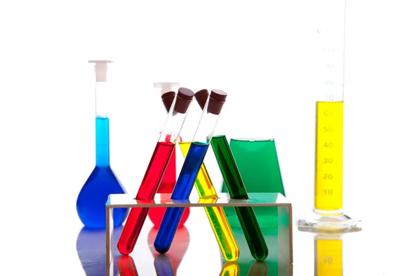 Objectos Vidro Para Laboratório Com Fluidos Coloridos Isolados Branco — Fotografia de Stock