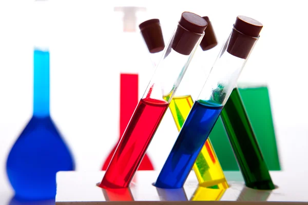 Cristalería Labolatory Con Fluidos Colores Aislados Blanco —  Fotos de Stock