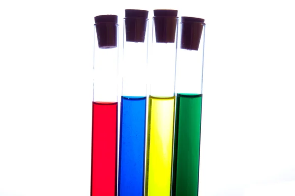 Laborgläser mit bunten Flüssigkeiten isoliert auf weiß — Stockfoto