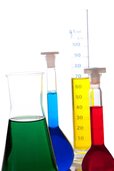 Verrerie labolatoire avec fluides colorés isolés sur blanc — Photo