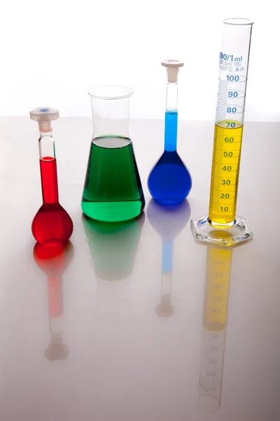 Labolatory Glas Med Färgglada Vätskor Isolerad Vit — Stockfoto