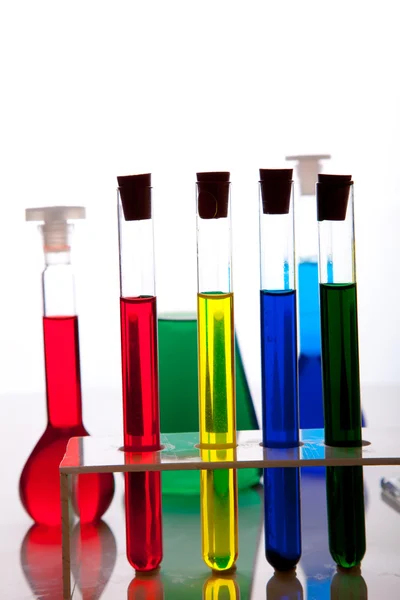 Cristalería Labolatory con fluidos de colores aislados en blanco —  Fotos de Stock