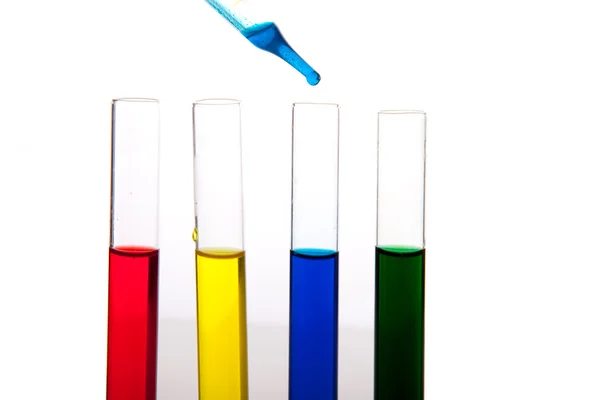 A színes folyadékok elszigetelt fehér labolatory poharak — Stock Fotó