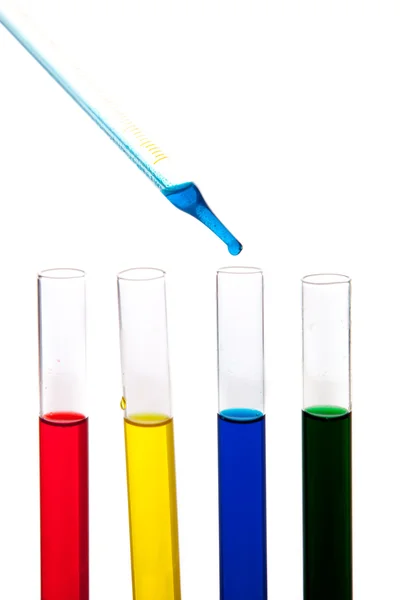 Objectos Vidro Para Laboratório Com Fluidos Coloridos Isolados Branco — Fotografia de Stock