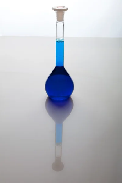 カラフルな流体を白で隔離される所ガラス — ストック写真