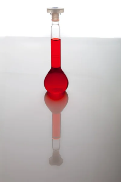 Лабораторний Скляний Посуд Барвистими Рідинами Ізольовані Білому — стокове фото