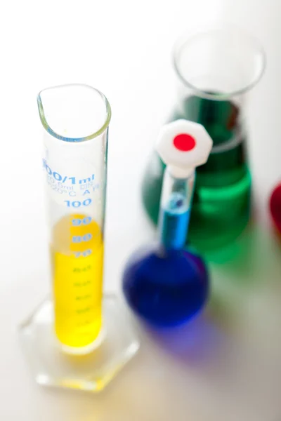 Лабораторний Скляний Посуд Барвистими Рідинами Ізольовані Білому — стокове фото