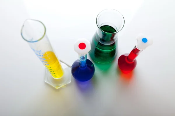 Labolatory Glaswerk Met Kleurrijke Vloeistoffen Geïsoleerd Wit — Stockfoto