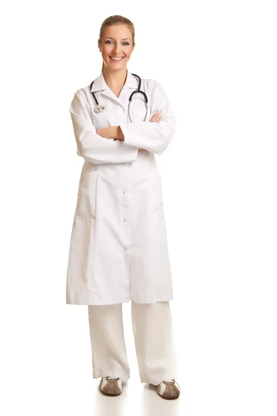 Лікар жінка в уніформі зі стетоскопом ізольована на білому — стокове фото