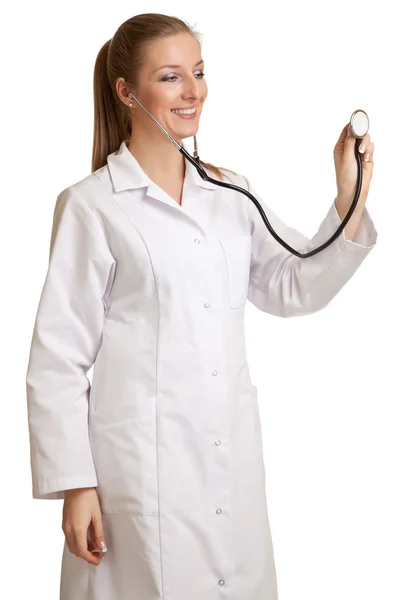 Lekarz kobieta w mundurze z stetoskop na białym tle — Zdjęcie stockowe