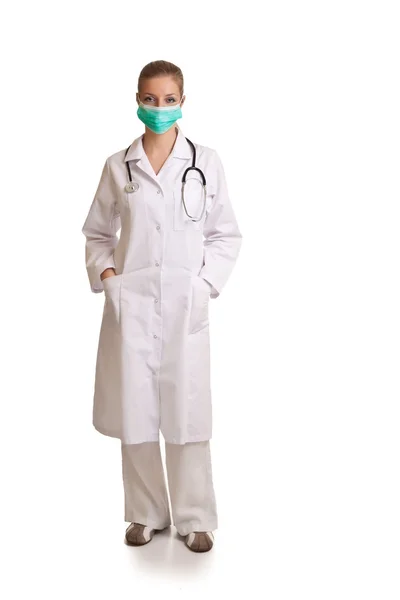 Medico donna in uniforme con stetoscopio isolato su bianco — Foto Stock