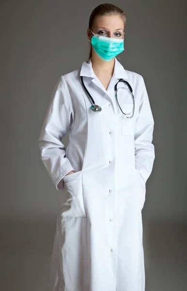 Лікар Жінка Уніформі Стетоскопом Нейтральному Сірому — стокове фото