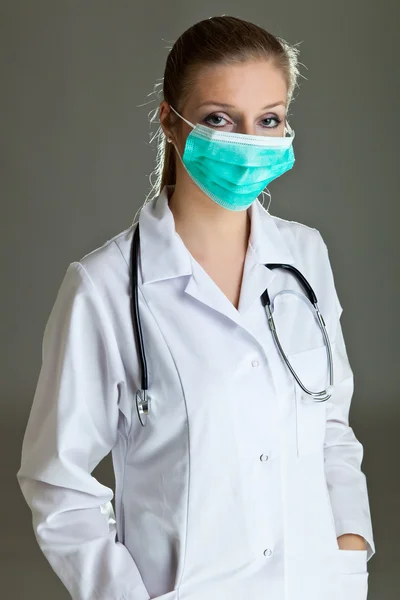 중립 회색에 청진 기를 제복을 입은 의사 여자 — 스톡 사진