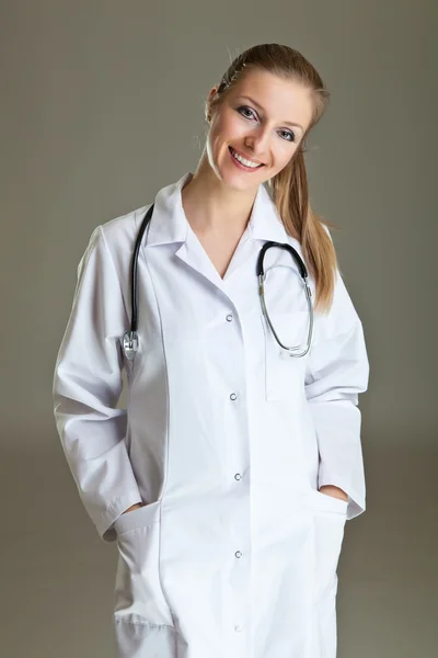 중립 회색에 청진 기를 제복을 입은 의사 여자 — 스톡 사진