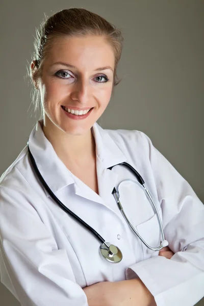 Tıp Doktoru Ile Steteskop Nötr Gri Üniformalı Kadın — Stok fotoğraf