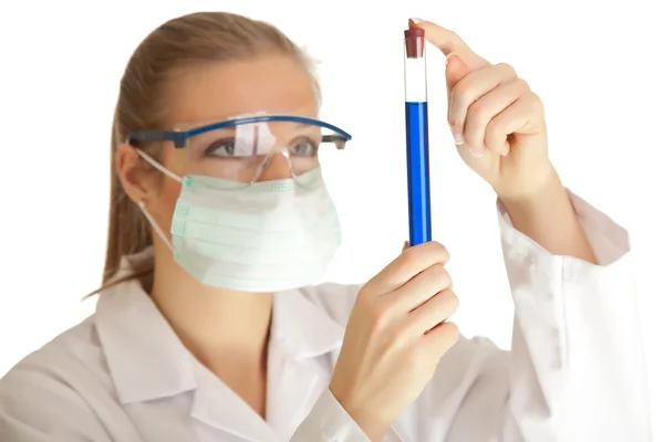 Geïsoleerde Wetenschapper Vrouw Laboratoriumjas Met Chemische Glaswerk — Stockfoto