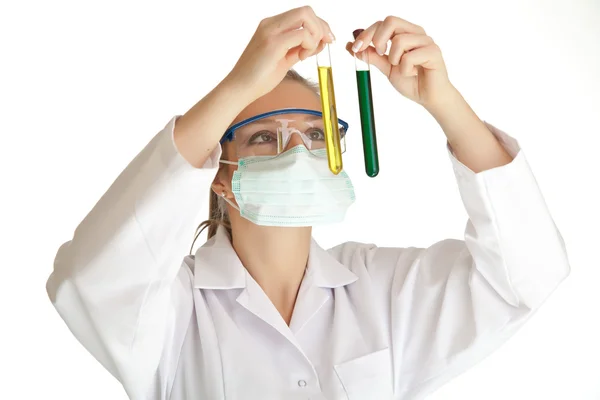 Laboratuvar önlüğü kimya cam ürünleri ile izole bilim kadını — Stok fotoğraf