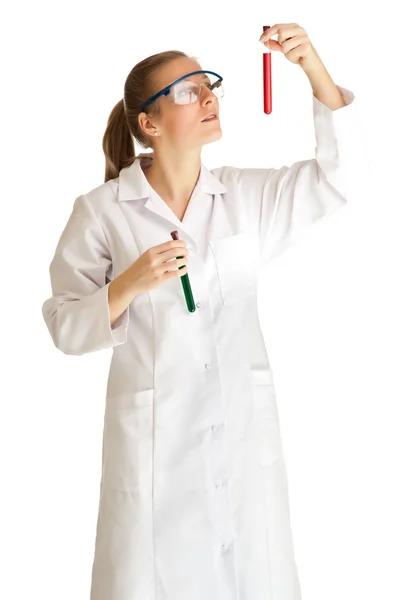 Изолированная ученая женщина в лабораторном халате с химической посудой — стоковое фото