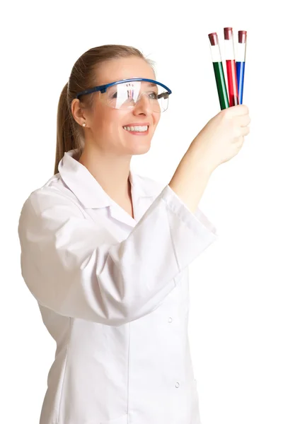 Izolované vědec žena v laboratorní plášť s chemické sklo — Stock fotografie