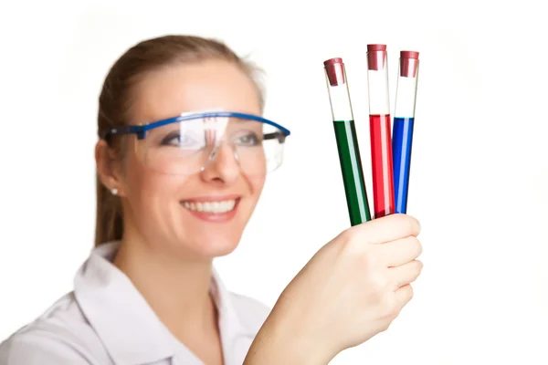 Geïsoleerde wetenschapper vrouw in laboratoriumjas met chemische glaswerk — Stockfoto