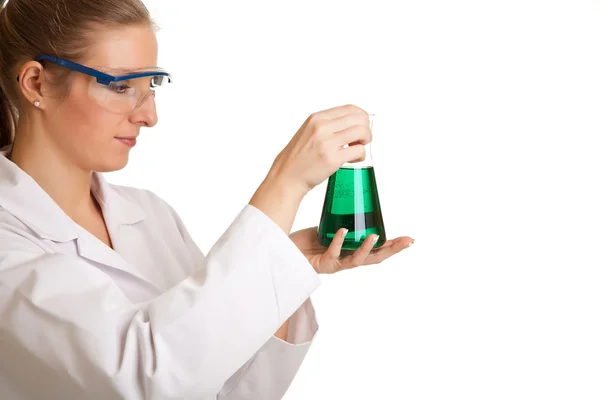 Isolierte Wissenschaftlerin Laborkittel Mit Chemiegläsern — Stockfoto