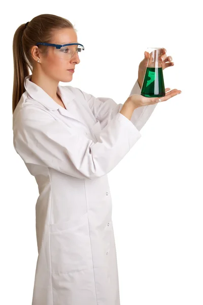 Изолированная ученая женщина в лабораторном халате с химической посудой — стоковое фото
