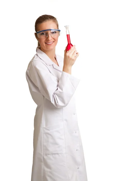 Kobieta na białym tle naukowiec w fartuch z wyroby ze szkła chemiko — Zdjęcie stockowe