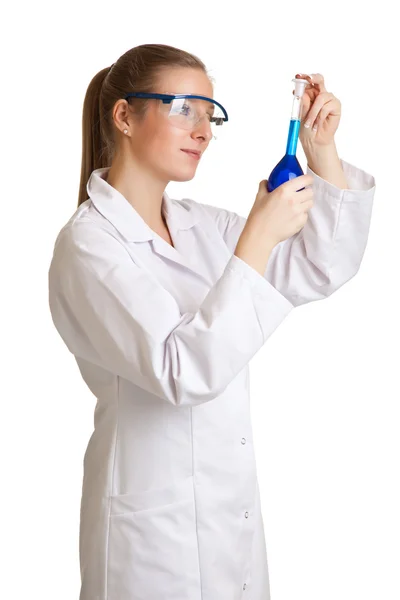 实验室外套与化学玻璃器皿的孤立的科学家女人 — 图库照片