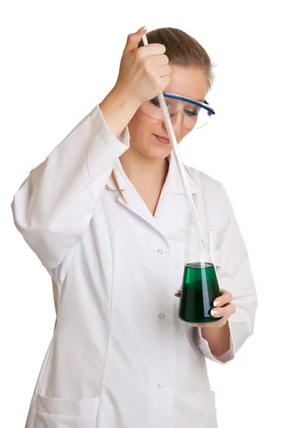Mujer científica aislada en bata de laboratorio con cristalería química —  Fotos de Stock