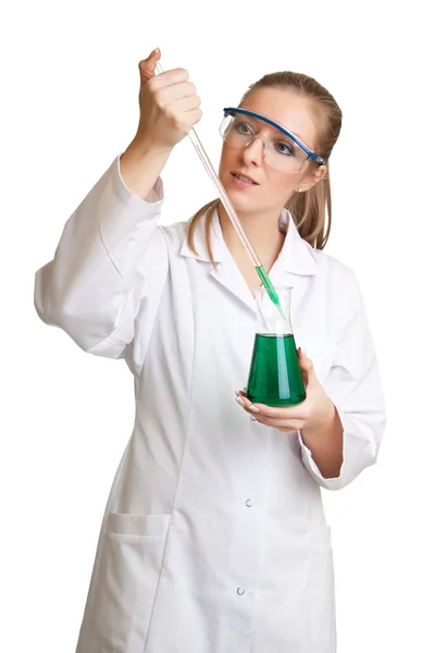 Isolerade vetenskapsman kvinna i labbrock med kemiska glasvaror — Stockfoto