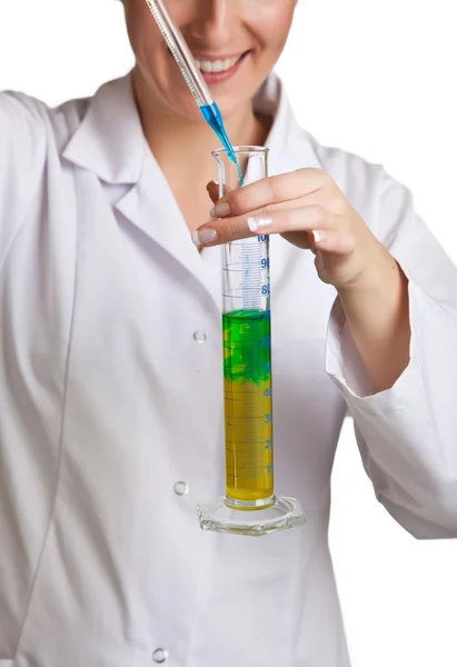 Laboratuvar önlüğü kimya cam ürünleri ile izole bilim kadını — Stok fotoğraf