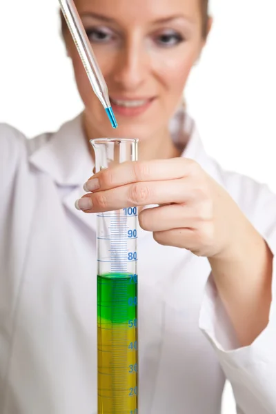 实验室外套与化学玻璃器皿的孤立的科学家女人 — 图库照片