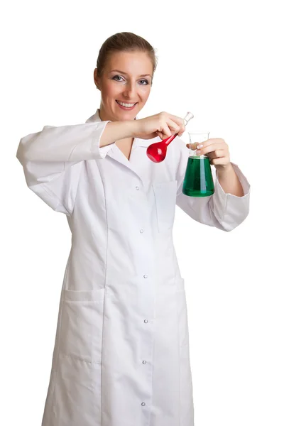 Donna scienziata isolata in camice da laboratorio con vetreria chimica — Foto Stock