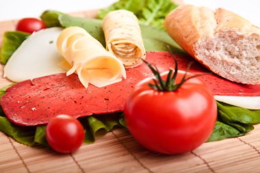 farklı sebze ve izole peynirli sandviç